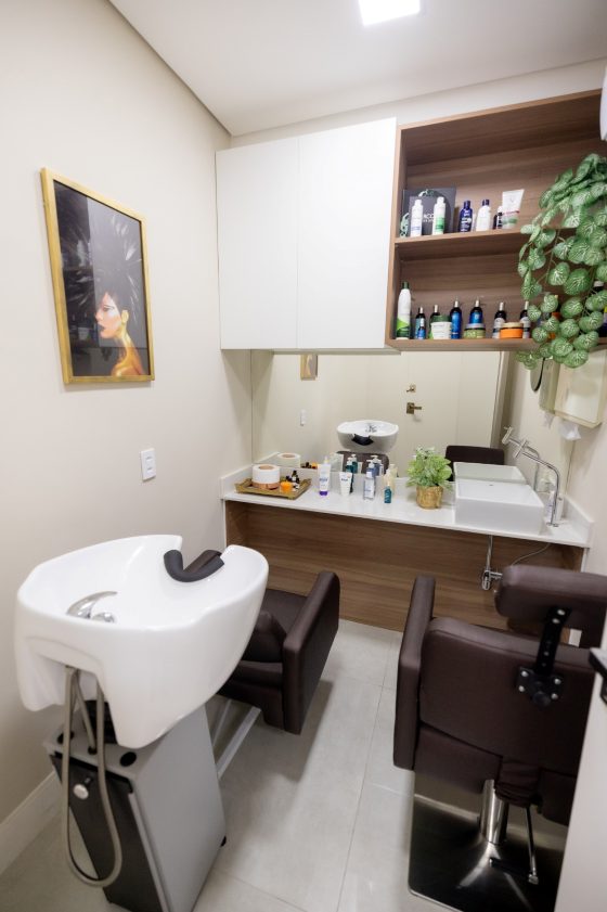 Sala de terapia capilar com lavatório, no consultório da Dra. Bianca Almeida